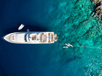 Yacht Pareakki top-down view