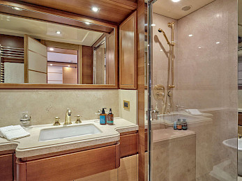 Yacht Pareakki cabin bathroom