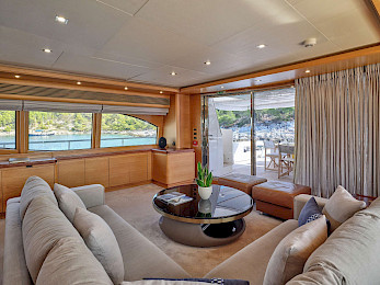 Yacht Pareakki saloon