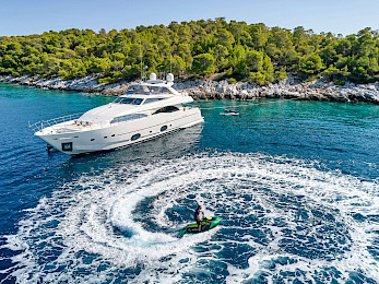 Yacht Pareakki on anchor