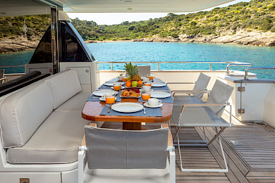 Yacht The Bird dining table