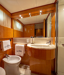 Yacht The Bird cabin bathroom