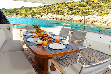 Yacht The Bird dining table