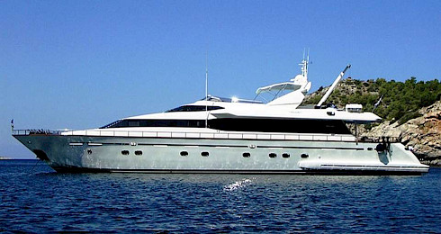 Yacht Pareakki side view