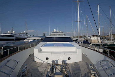 Yacht Pareakki deck