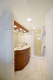 Yacht Pareakki cabin bathroom