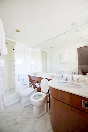 Yacht Pareakki cabin bathroom