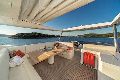 Yacht Spirit of the Sea flybridge