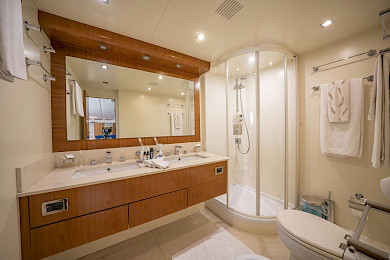 Yacht Sanref bathroom