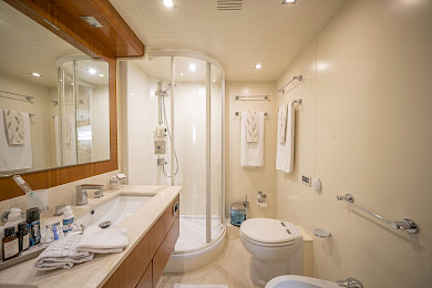 Yacht Sanref cabin bathroom