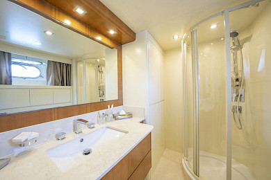 Yacht Sanref cabin bathroom