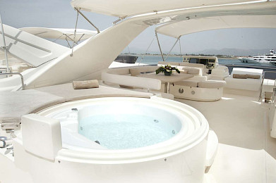 Yacht Julie M Jacuzzi