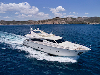 Yacht Estia Yi side view