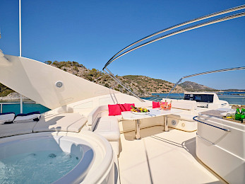 Yacht Estia Yi flybridge