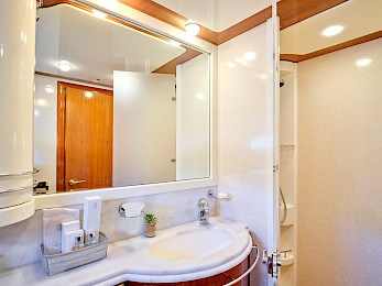 Yacht Estia Yi cabin bathroom