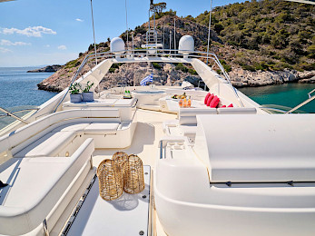 Yacht Estia Yi flybridge