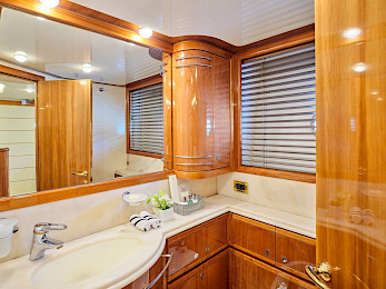 Yacht Estia Yi cabin bathroom