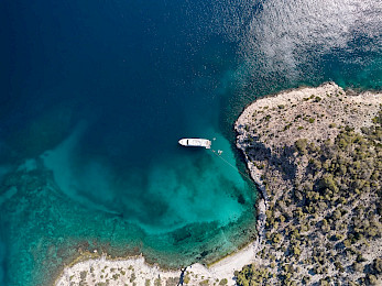 Yacht Estia Yi top-down view