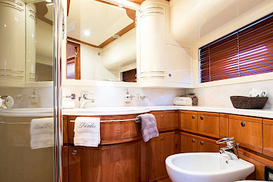 Yacht Piola cabin bathroom