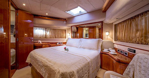 Yacht Piola cabin