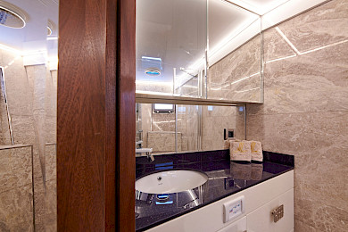 Yacht Wide Liberty cabin bathroom