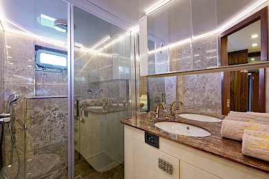 Yacht Wide Liberty cabin bathroom