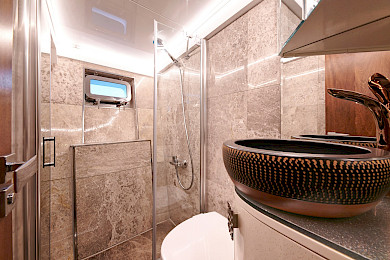 Yacht Wide Liberty cabin bathroom