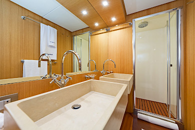 Yacht Alegria cabin bathroom