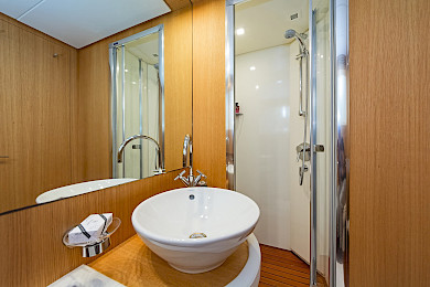 Yacht Alegria cabin bathroom