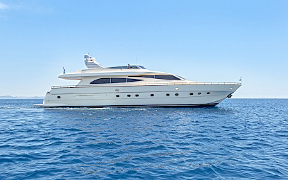 Yacht Vyno side view