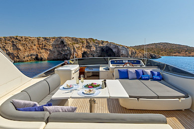 Yacht Vyno flybridge