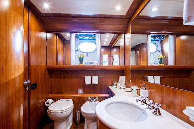 Yacht Vyno cabin bathroom