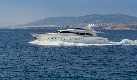 Yacht Vyno side view