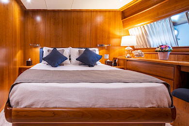 Yacht Vyno cabin