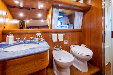 Yacht Vyno cabin bathroom