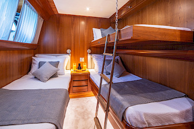 Yacht Vyno cabin