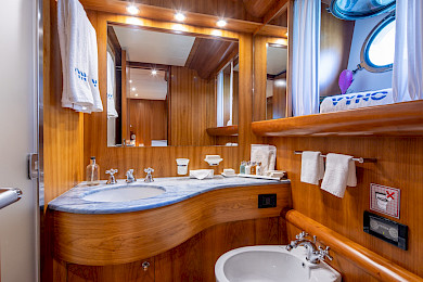 Yacht Vyno cabin bathroom