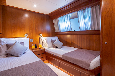 Yacht Vyno cabin