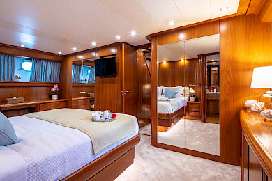 Yacht Vyno cabin