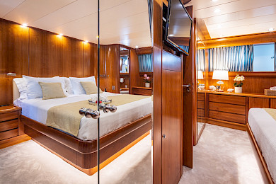 Yacht Vyno cabin