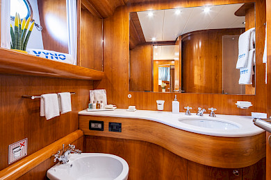 Yacht Vyno cabin bathroom