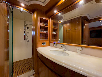 Yacht Salty cabin bathroom