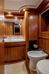 Yacht Salty cabin bathroom