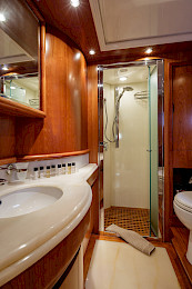 Yacht Salty cabin bathroom