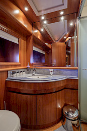 Yacht Salty cabin bathroom